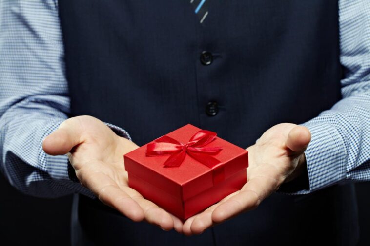 Corporate Gift-Giving Etiquette - Rules and Tips for Success